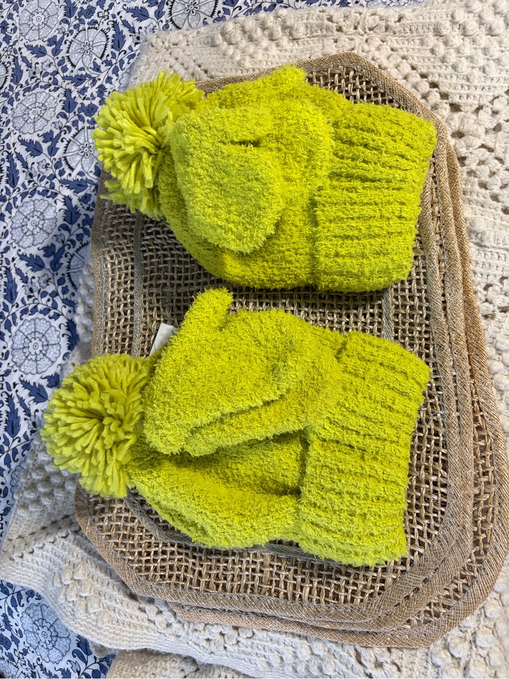 NWT Dr. Seuss Grinch Kids Pom Pom Mittens and Hat Set OSFM I have a total of 4. - Picture 5 of 5